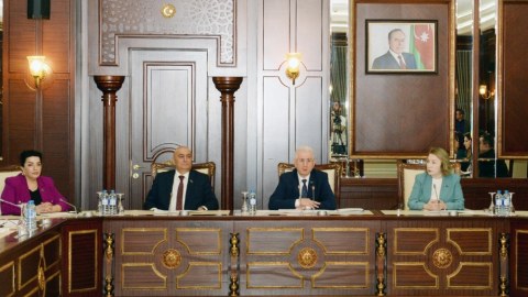 2026-cı ildə müəllimlər 1000 manatdan yuxarı maaş alacaqlar - Komitə sədri