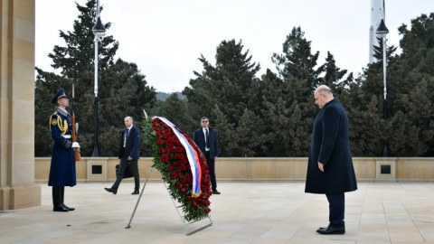 Rusiya Baş naziri Şəhidlər xiyabanını ziyarət etdi