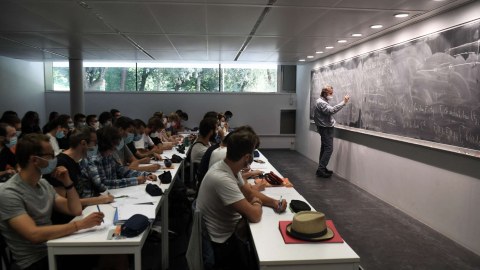 “Kişi müəllimlərə daha çox maaş vermək diskriminativ yanaşmadır” - DİREKTOR