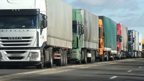 “Qırmızı Körpü”də 200 yük maşını növbə gözləyir