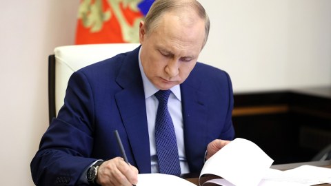 Putin 8 Martda 52 qadını əfv etdi