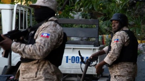 Haitidə silahlı dəstələr prezident sarayına hücum etdilər