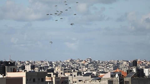 Qəzzaya 5-ci dəfə hava yolu ilə yardım çatdırıldı