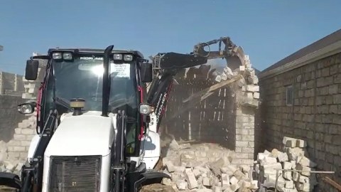Bakı və Şəmkirdə sənədsiz tikililər söküldü - VİDEO