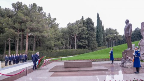 Tokayev Heydər Əliyevin məzarını ziyarət etdi