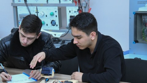 BMU tələbələri günəş panelindən daha çox enerji əldə edən qurğu hazırladılar