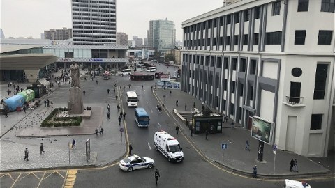 “28 May”ın qarşısında ərazi avtomobilsiz zonaya çevrildi