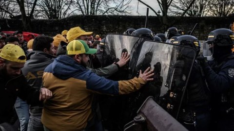 Fransa polisindən fermerlərə qarşı vəhşilik