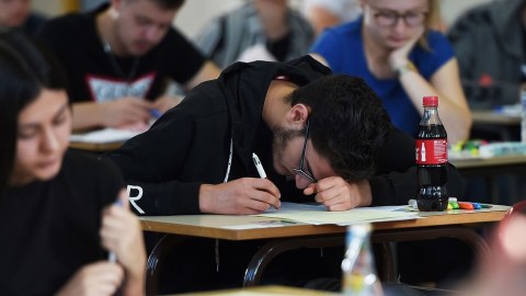 Buraxılış və qəbulda eyni fənlərdən imtahan nəyə lazımdır? - Ekspertdən ETİRAZ