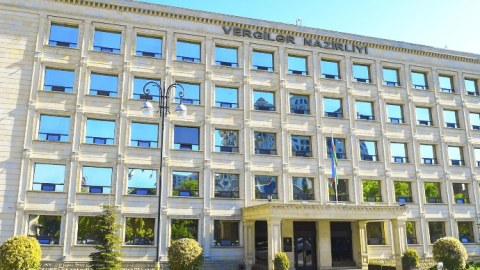 Vergi orqanlarının vəzifəli şəxslərinə xüsusi rütbə ömürlük veriləcək