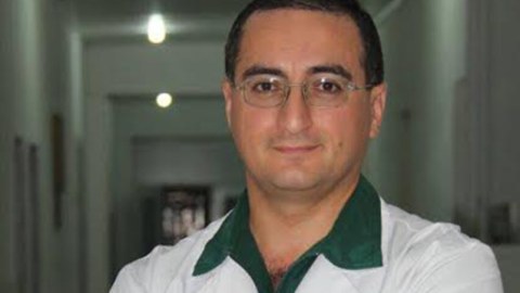 Sevgilisi ilə birlikdə xanımını döyən həkim işdən çıxarıldı