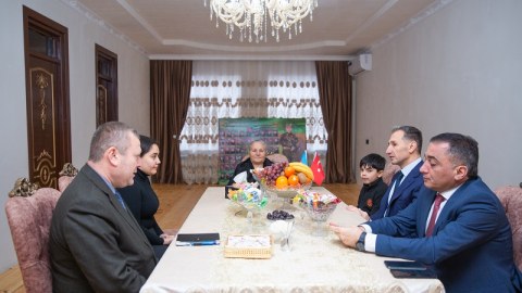 Nazir Şəmkirdə şəhid ailəsini ziyarət edib
