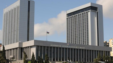 Deputatlar hökumətin hesabatını müzakirə edir - Əli Əsədov parlamentə gəldi
