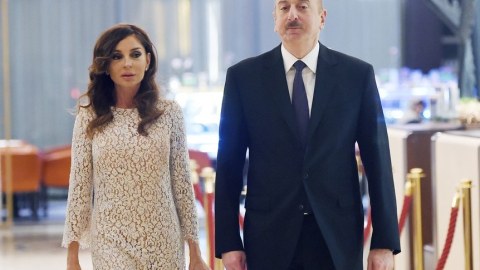 Deputatlar Prezident və xanımını TƏBRİK ETDİ