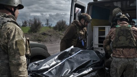 Ukrayna daha 100 hərbçinin cəsədini təhvil aldı