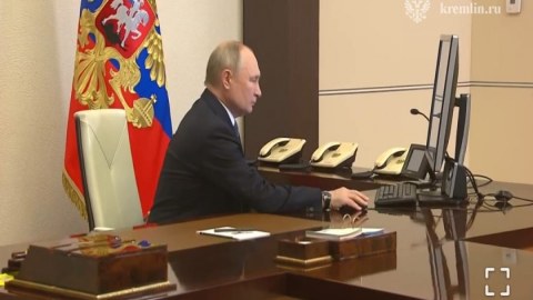 Putin onlayn səs verdi - VİDEO