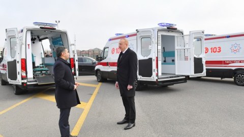 Prezident yeni alınmış təcili yardım maşınları ilə tanış oldu - FOTOLAR