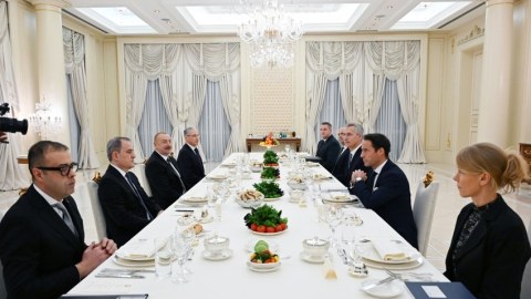 İlham Əliyev Stoltenberqlə geniş tərkibdə görüşdü 