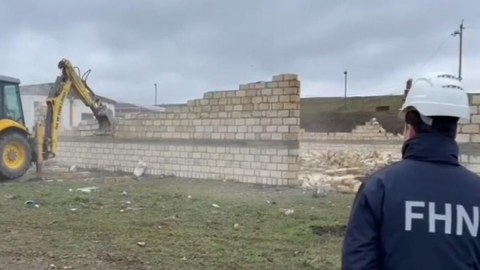 FHN-nin əməkdaşları Qubada sənədsiz evləri sökdülər - VİDEO