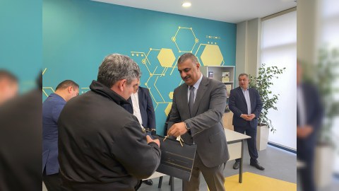 Doğma yurdlarına qayıdan füzulilərə açarlar təqdim edildi - FOTO