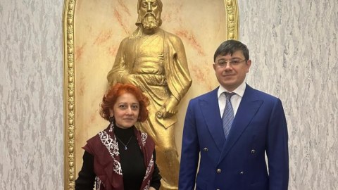 Komitə sədri Yaponiyada yaşayan azərbaycanlı pianoçu ilə görüşdü