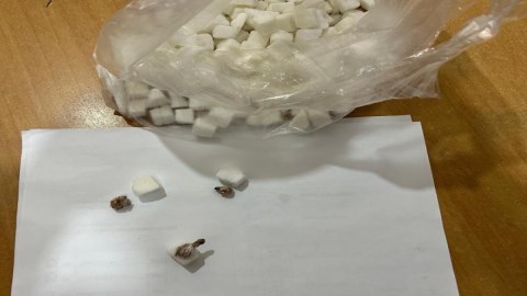 Təcridxanaya qəndin içərisində narkotik keçirmək istədilər