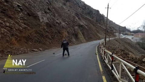 Kəndə gedən dağ yolunda uçqun oldu