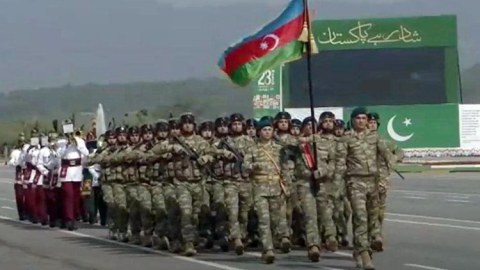 Hərbçilərimiz Pakistanda keçirilən paradda iştirak edirlər