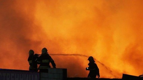 Rusiyada neft emalı zavodunda yanğın
