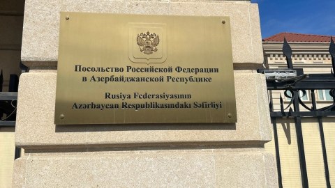 Bakı sakinləri Rusiya səfirliyi önünə gül dəstələri gətirirlər - FOTO