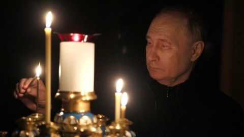 Putin qurbanların xatirəsinə şam yandırdı - VİDEO