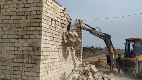 Qalada sənədsiz tikililər söküldü - VİDEO