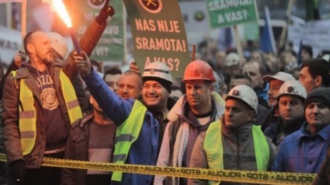 Yüzlərlə fermer ayağa qalxdı