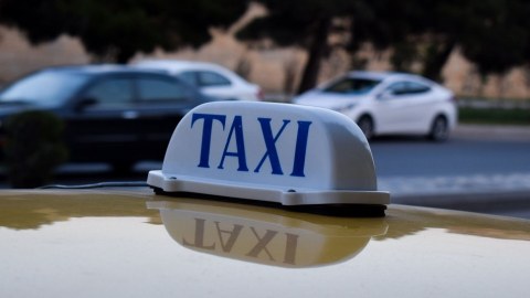 Ağ və qırmızı rəng, kamera, POS-terminal - Taksilərlə bağlı yeni TƏLƏBLƏR