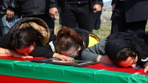 Sil gözün yaşın, Azərbaycan…