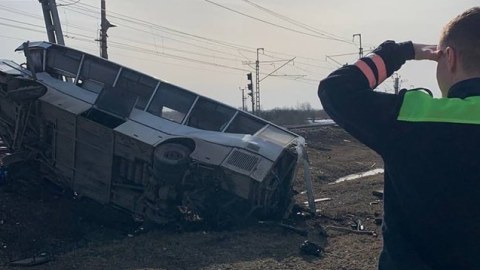 Rusiyada avtobus sürət qatarı ilə toqquşdu - 8 ölü