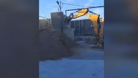 Qobuda sənədsiz tikilən ev söküldü - VİDEO