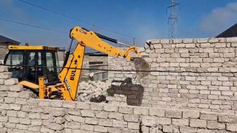 Suraxanıda qanunsuz tikililər sökülür