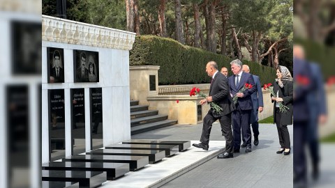 Çavuşoğlu Şəhidlər xiyabanını ziyarət etdi