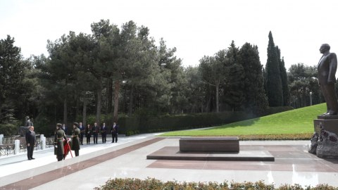 Çavuşoğlu Heydər Əliyevin məzarını ziyarət etdi - FOTO