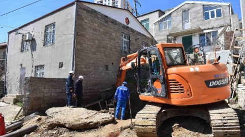 Ev sökülmədən kanalizasiya kollektorundakı qəza aradan qaldırıldı - VİDEO