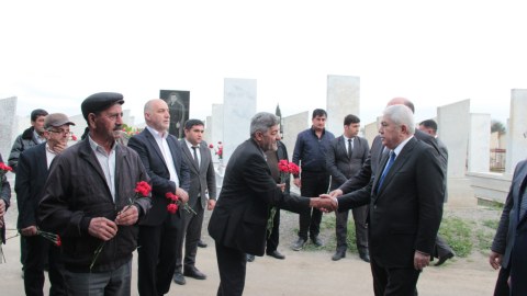 Ağalar Vəliyev şəhid, qazi və aztəminatlı ailələrə bayram sovqatları göndərib - FOTO
