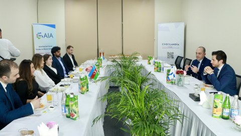 İsrail səfiri azərbaycanlı məzunlarla iftar süfrəsində görüşdü