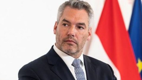 Makronla mövqeyimiz fərqlənir - Avstriya kansleri