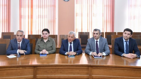Rektor şahmat yarışında qalib olan tələbələrlə görüşdü - FOTO