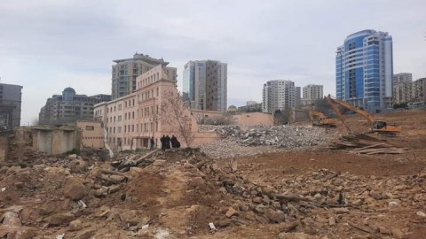 Bakı Avropa Liseyinin binasının söküntüsü dayandırıldı