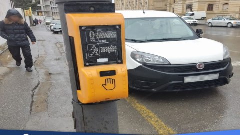 Piyada svetoforunun düyməsi sındırıldı