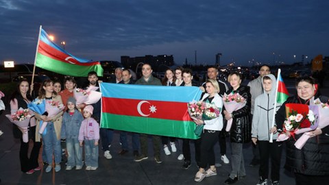Gimnastlarımız vətənə döndülər - FOTOLAR
