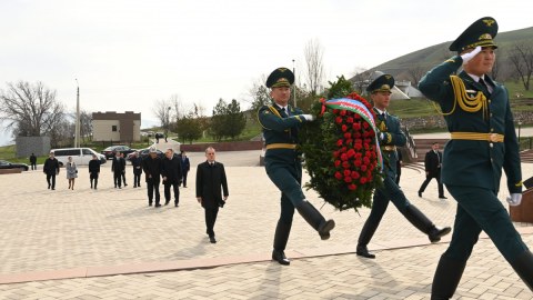 Ceyhun Bayramov Ata-Beyit Memorial Kompleksini ziyarət etdi