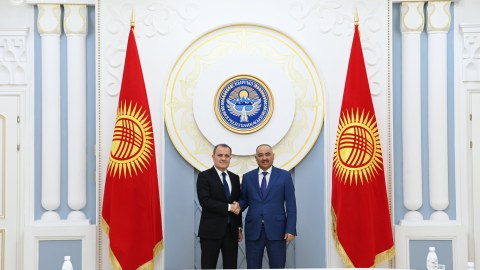 Ceyhun Bayramov Qırğızıstan parlamentinin sədri ilə görüşdü